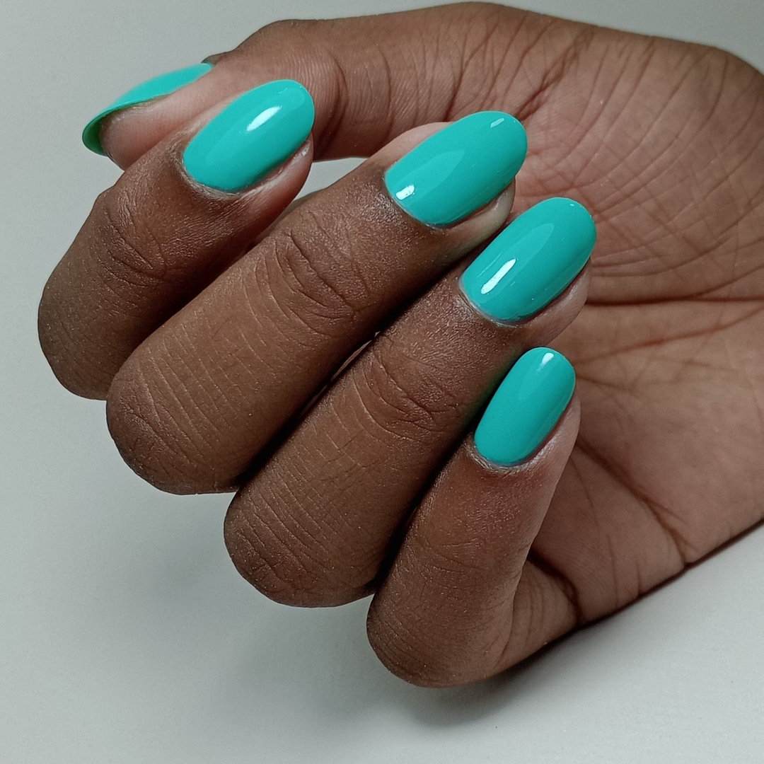 manicure combinada finalizada com esmaltação em gel