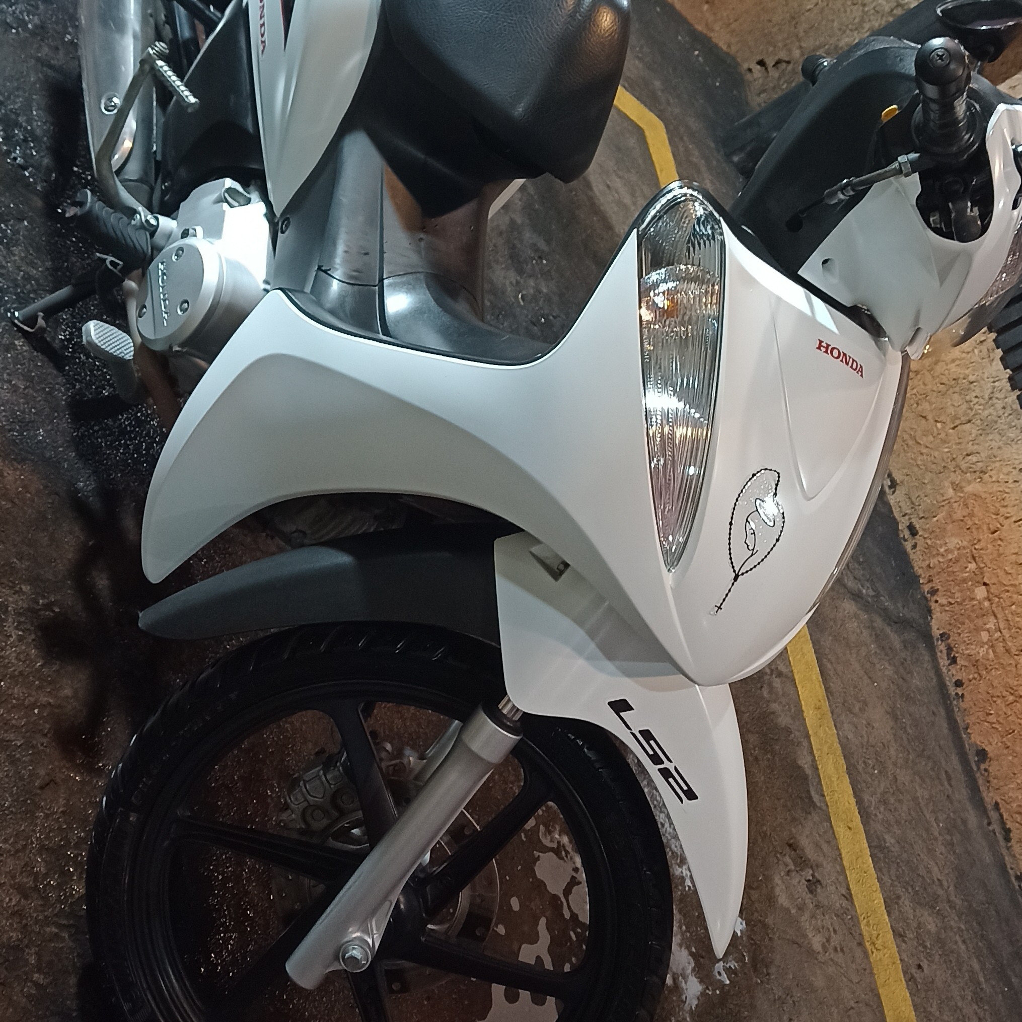 Lavagem detalhada convencional em moto