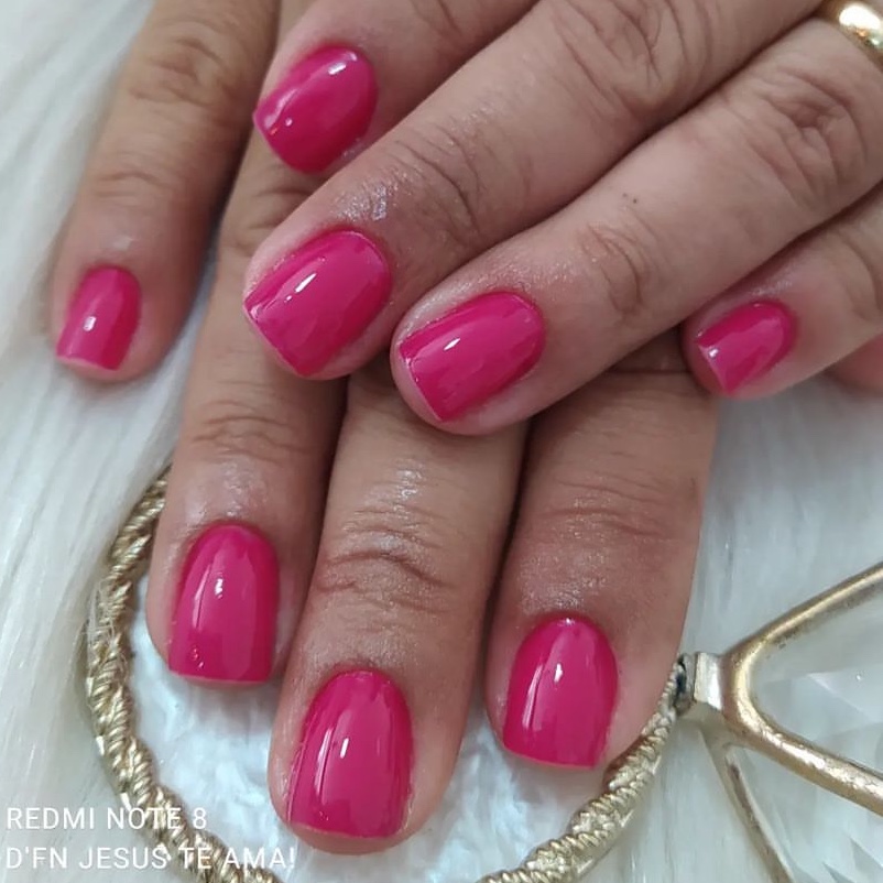 Esmaltação em gel em unhas naturais