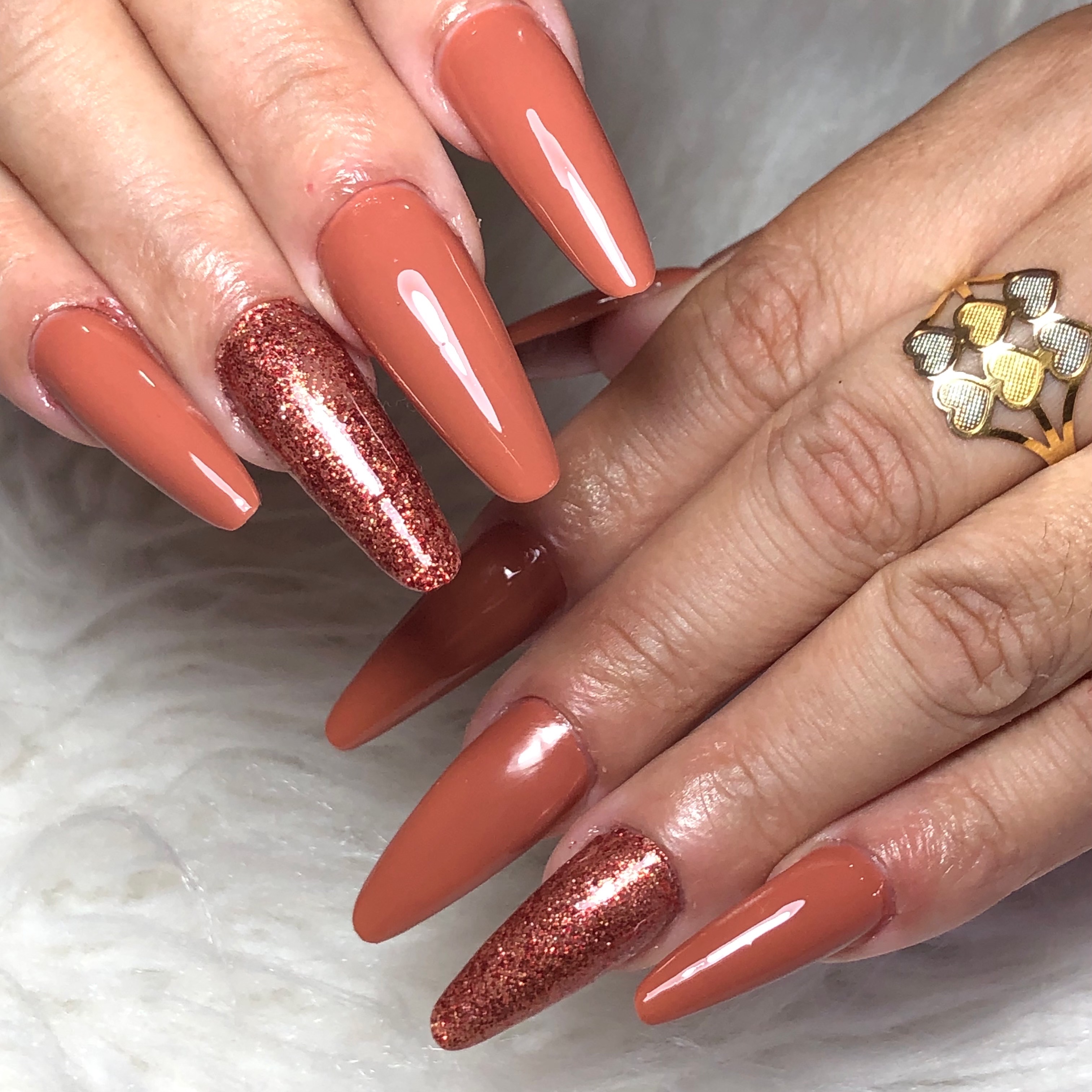 Alongamento de unhas formatos almond e stiletto