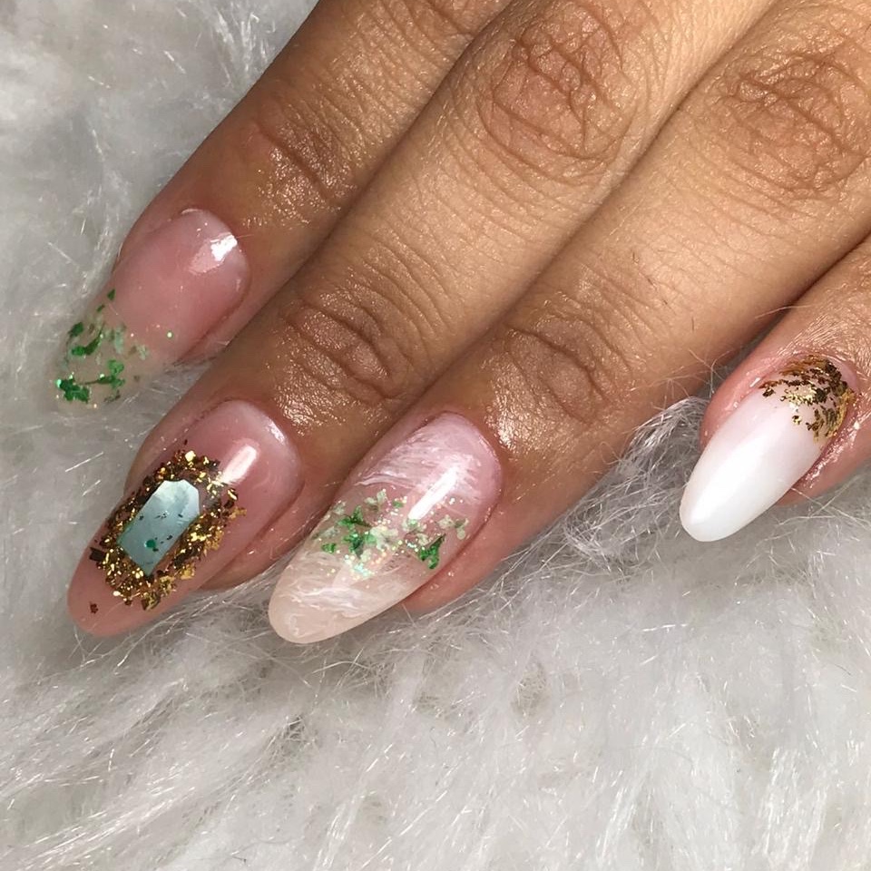 alongamento com decoração ou esmaltação em gel