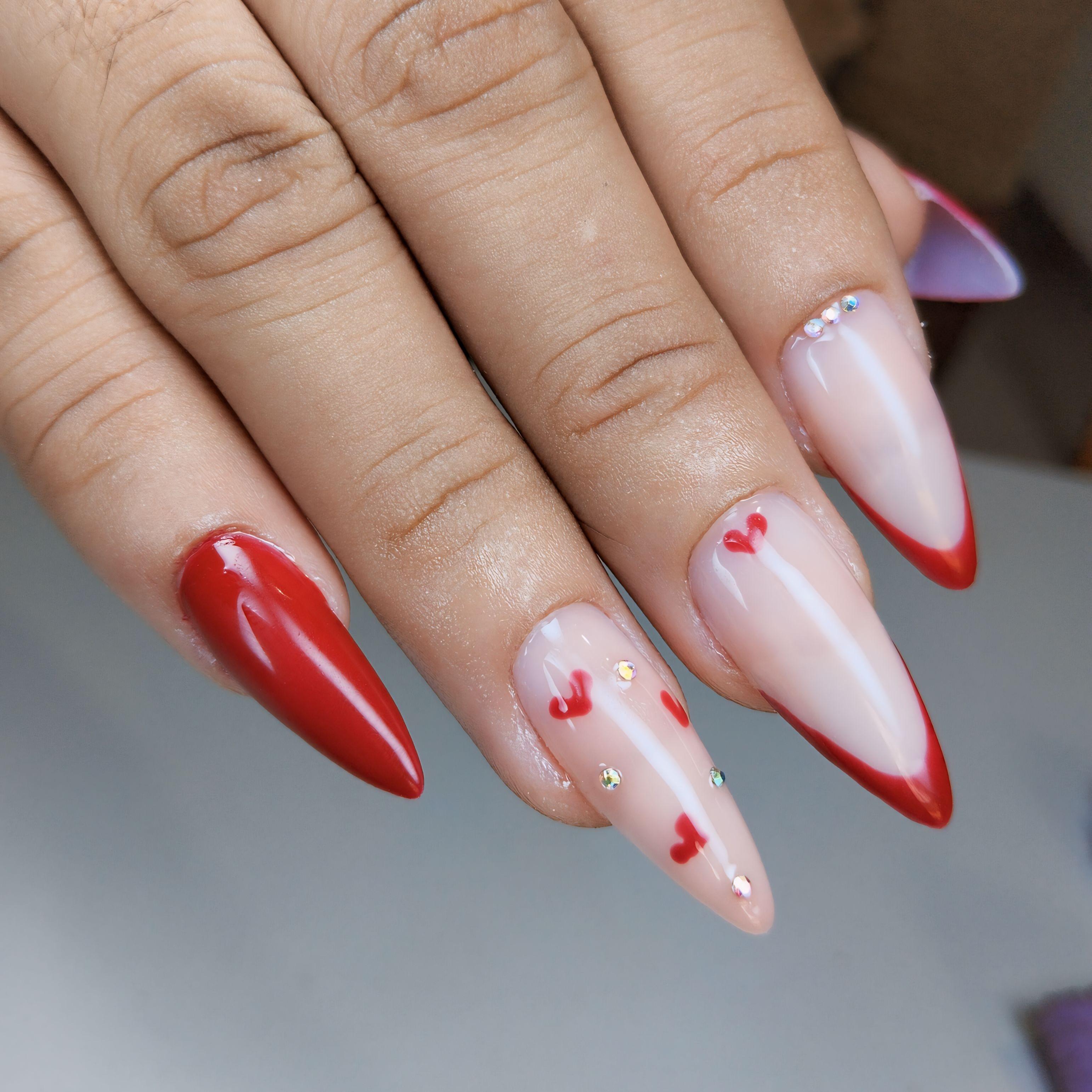 Postiça realista+Nail Arte ou pedrarias