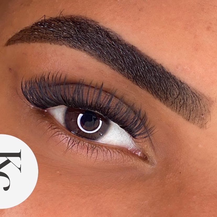 Design de sobrancelha com Henna