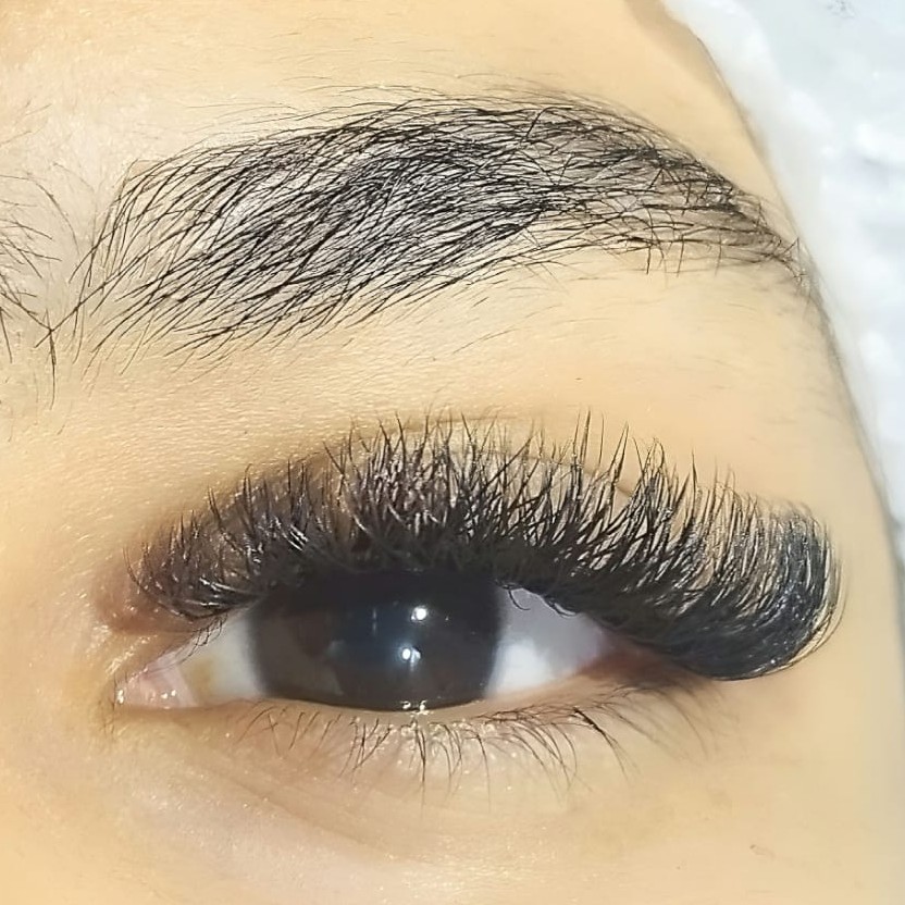 Extensão de cílios VOLUME LIGHT ESPECIAL FIO DE CINCO PONTAS. 80,00 Colocação ou manutenção. *Não é possível aplicar esta técnica em cílios finos ou arrebentados.* Tolerância de atraso: 10 minutos. *Favor não chegar antes do horário.* VIR SEM MAQUIAGEM