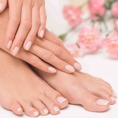 UNHAS TRADICIONAIS Pé e mão decorada