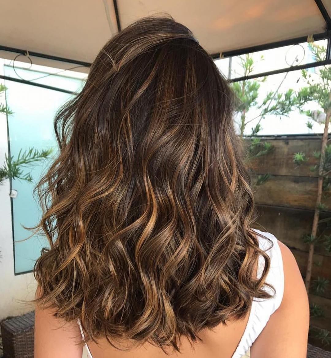Morena iluminada cabelo médio