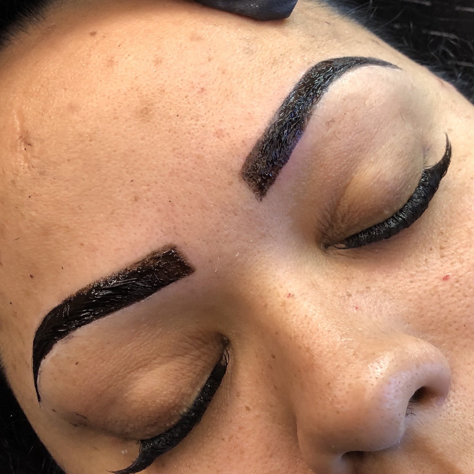Designer de sobrancelha com henna