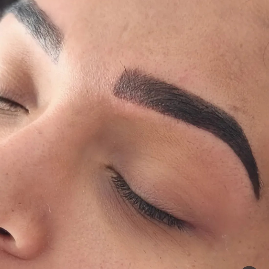 Design de sobrancelha com Henna