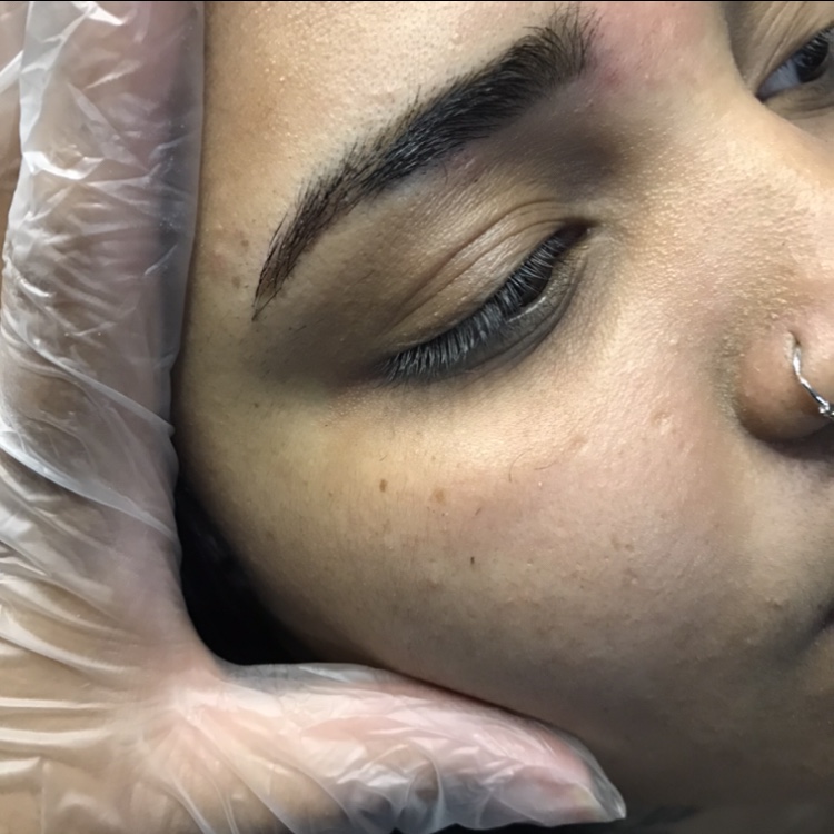 design de sobrancelha com henna