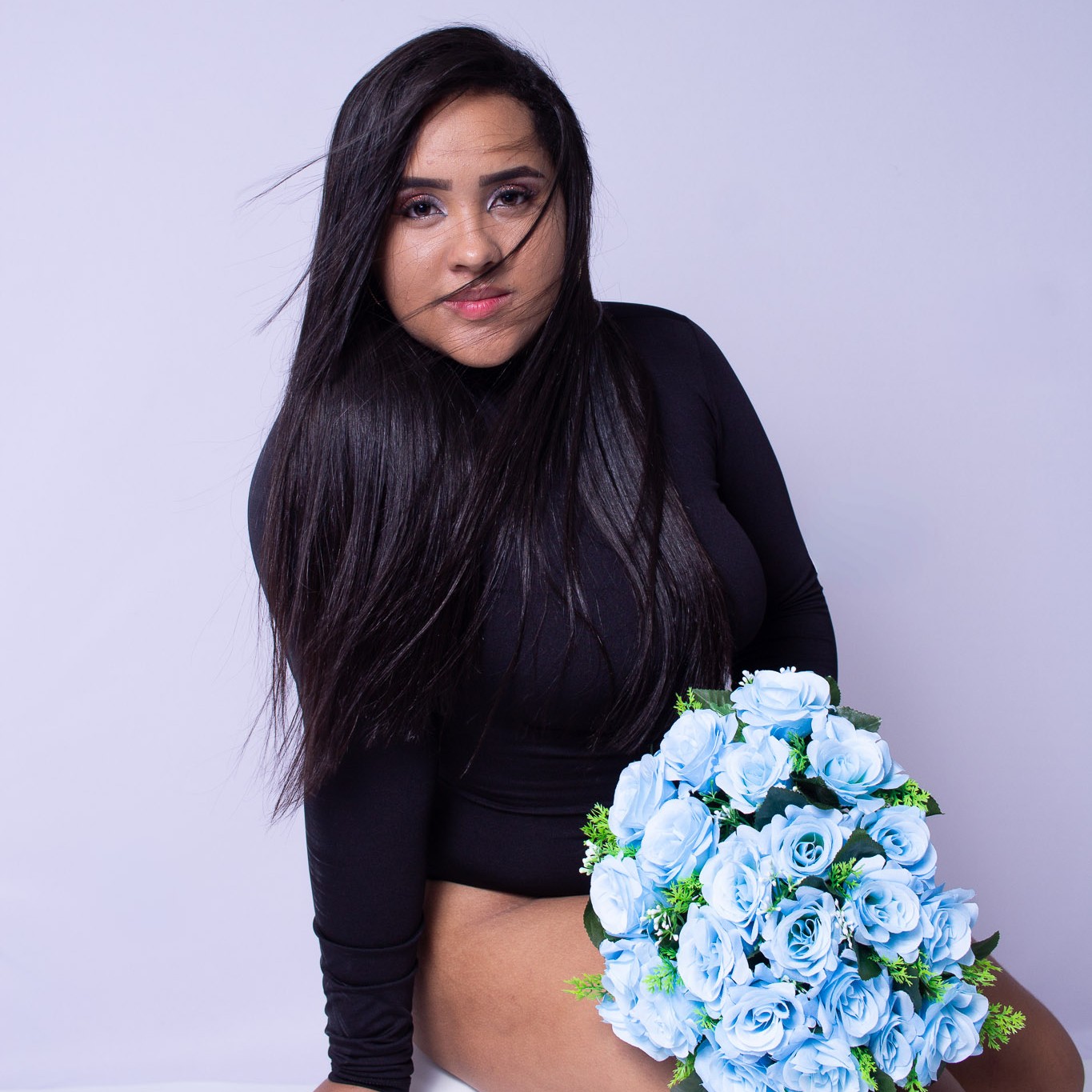 Ensaio Debutante (Luxo) pacote inclui: Fundo fotográfico Infinito / link para download de 15 fotos digitais / Make completa + Babyliss / 1 bolo que corta até 8 fatias / balões inflável + velas e bolas para compor cenário