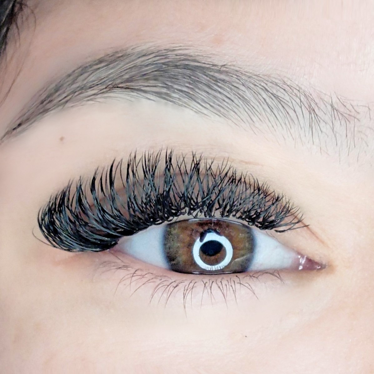 Saiu do catálogo. Volume Brasileiro EXTENSÃO CHEIA 100% dos cílios preenchidos. Colocação ou manutenção. Indisponível.