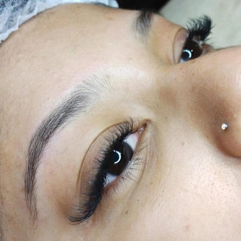 extensão de cílios, volume brasileiro.