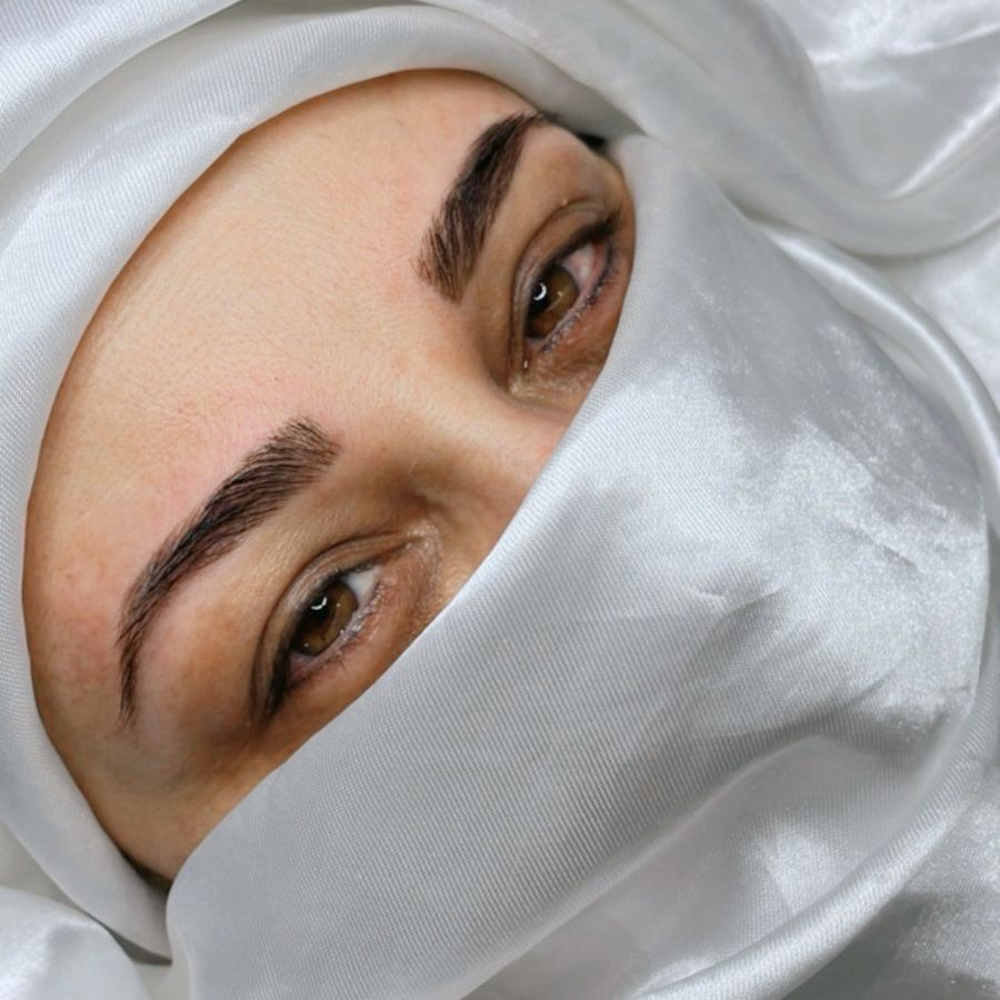 Designer de sobrancelha com henna