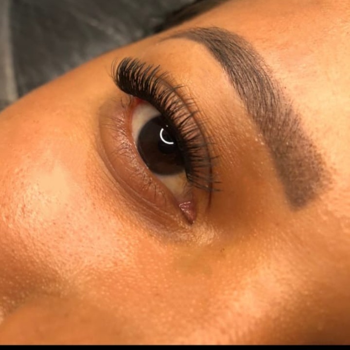 •Combo basiquinha (cílios clássicos + design com Henna)