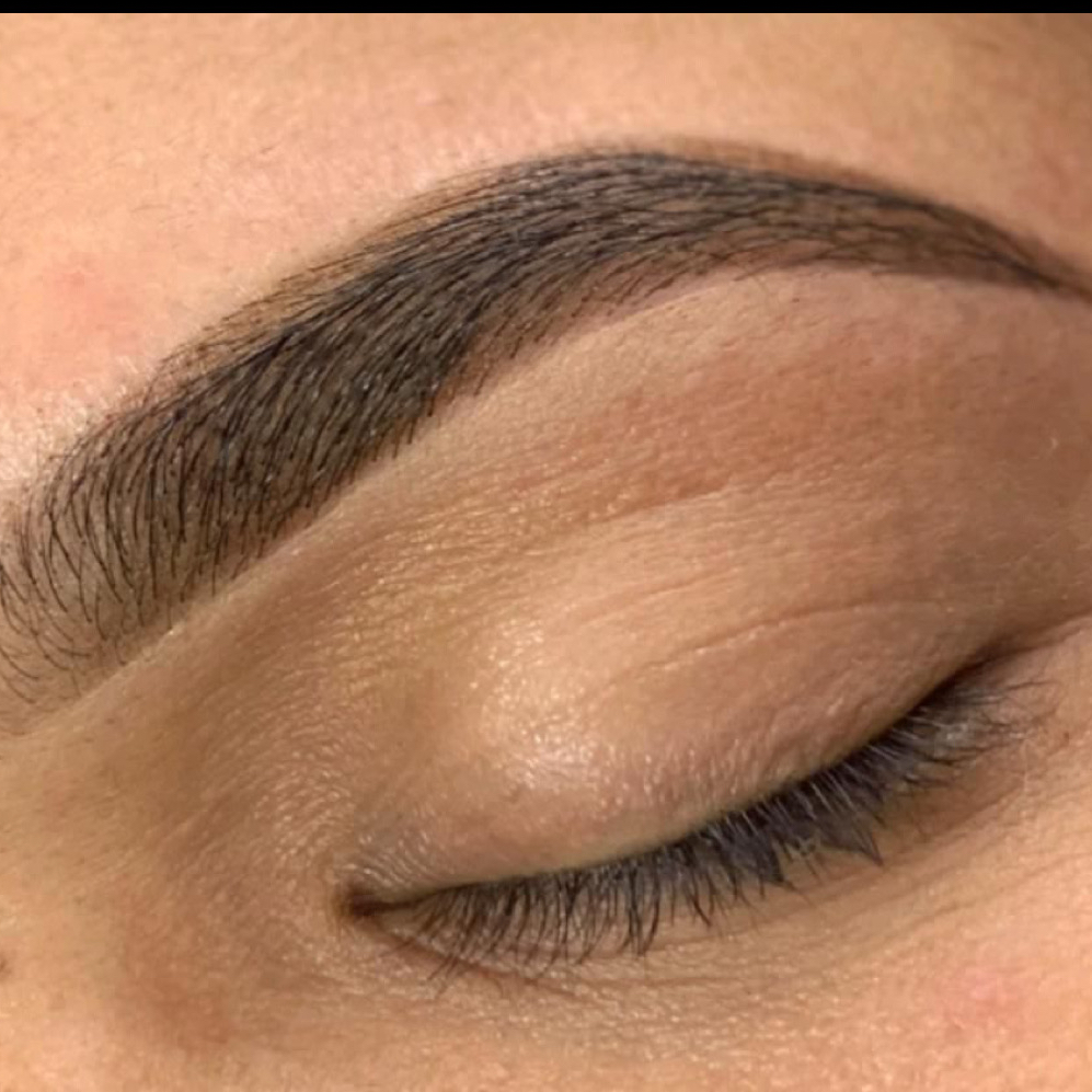 Designer de sobrancelha + henna