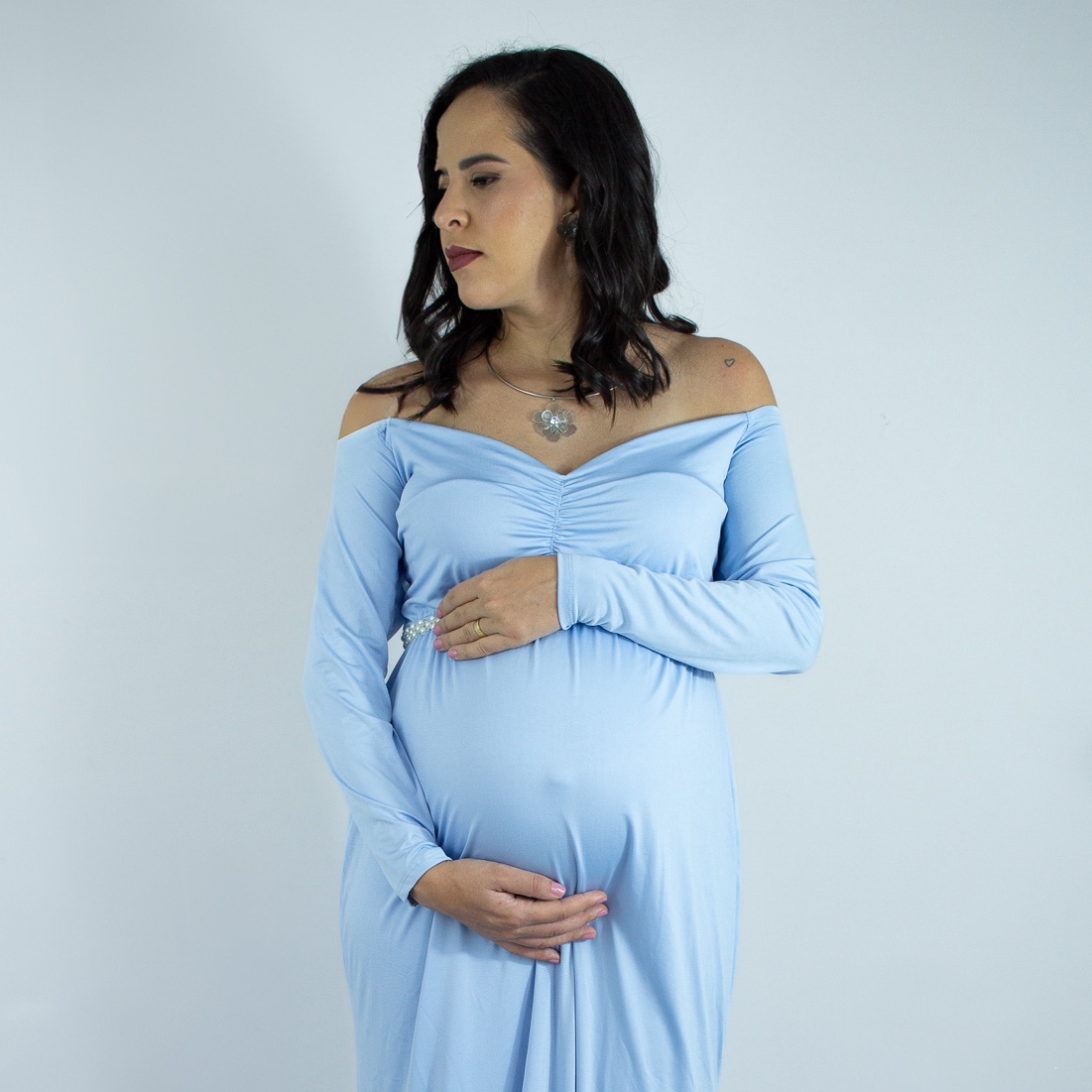 Ensaio Gestante (Black Friday) inclui: fundo fotográfico branco / link para download de 10 fotos digitais / Make inclusa / 2 looks / 1 HR e meia de ensaio