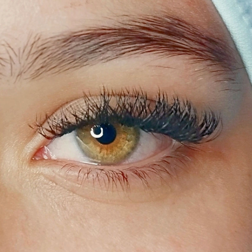 Extensão de cílios VOLUME BRASILEIRO LIGHT - Fio de 2 pontas que se cruzam - Colocação ou manutenção. Tolerância de atraso: 10 minutos. Favor não chegar antes do horário. *Gentileza não trocar de horário.*