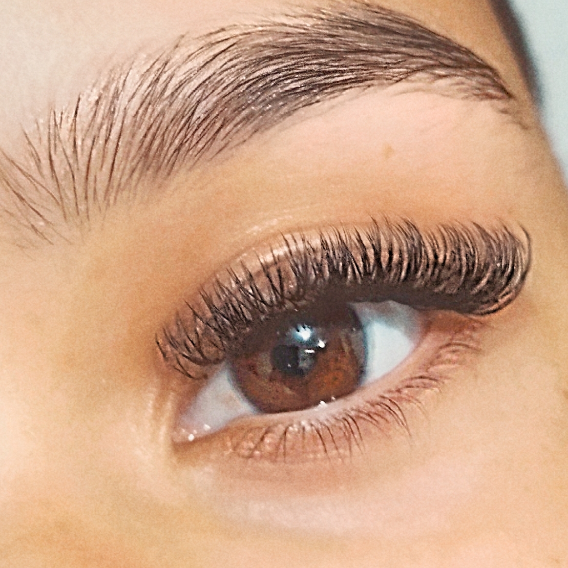 *Extensão de cílios VOLUME LIGHT NATURAL*- Fio de 2 pontas que não se cruzam; o famoso fio U - Resultado parecendo fio a fio - Colocação ou manutenção. Tolerância de atraso: 10 minutos. Favor não chegar antes do horário. *Gentileza não trocar de horário.*