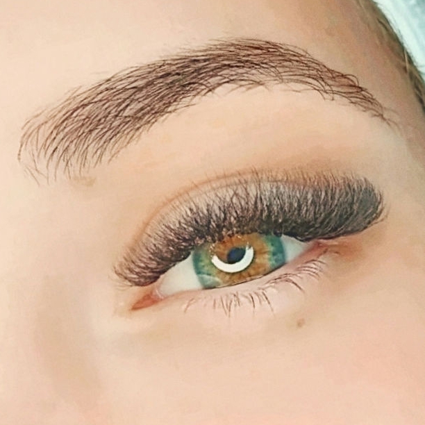 Extensão de cílios VOLUME LIGHT ESFUMADO - Fio com pontas fininhas - Colocação ou manutenção. Feita nas segundas, quartas e sábados. Tolerância de atraso: 10 minutos. Favor não chegar antes do horário. *Gentileza não ficar trocando de horário.*