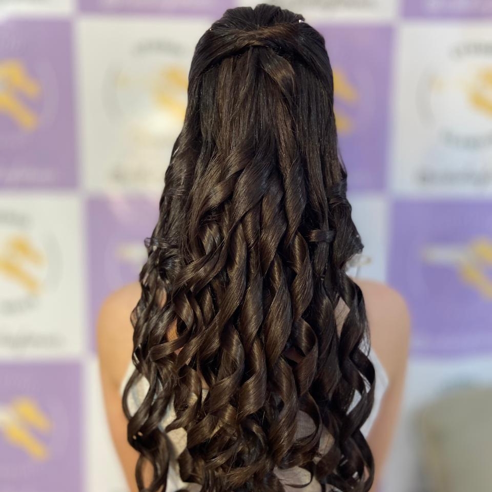 Penteado semi preso com cachos
