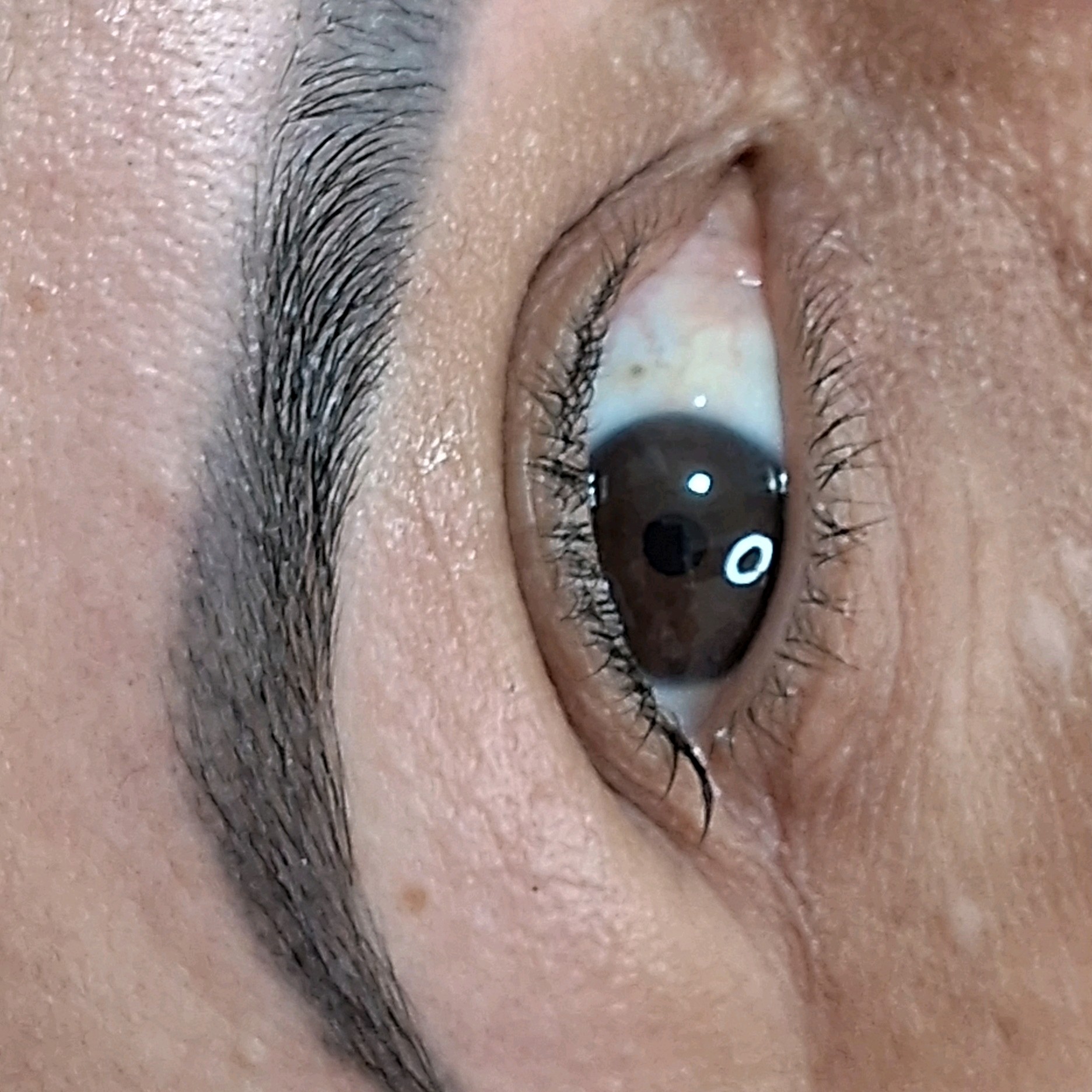 design de sobrancelha com buço