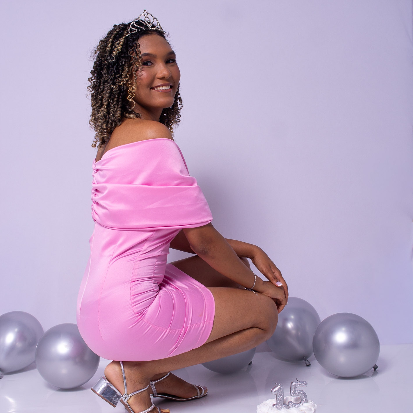 Ensaio Debutante pacote inclui: Fundo fotográfico Infinito / link para download de 15 fotos digitais / Make completa + Babyliss / 1 bolo que corta até 8 fatias / balões inflável + velas e bolas para compor ensaio