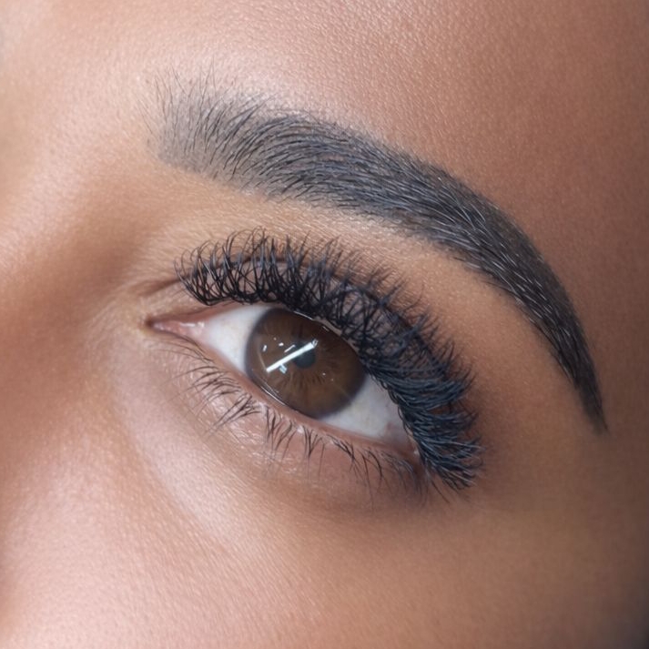 extensão de cílios volume brasileiro