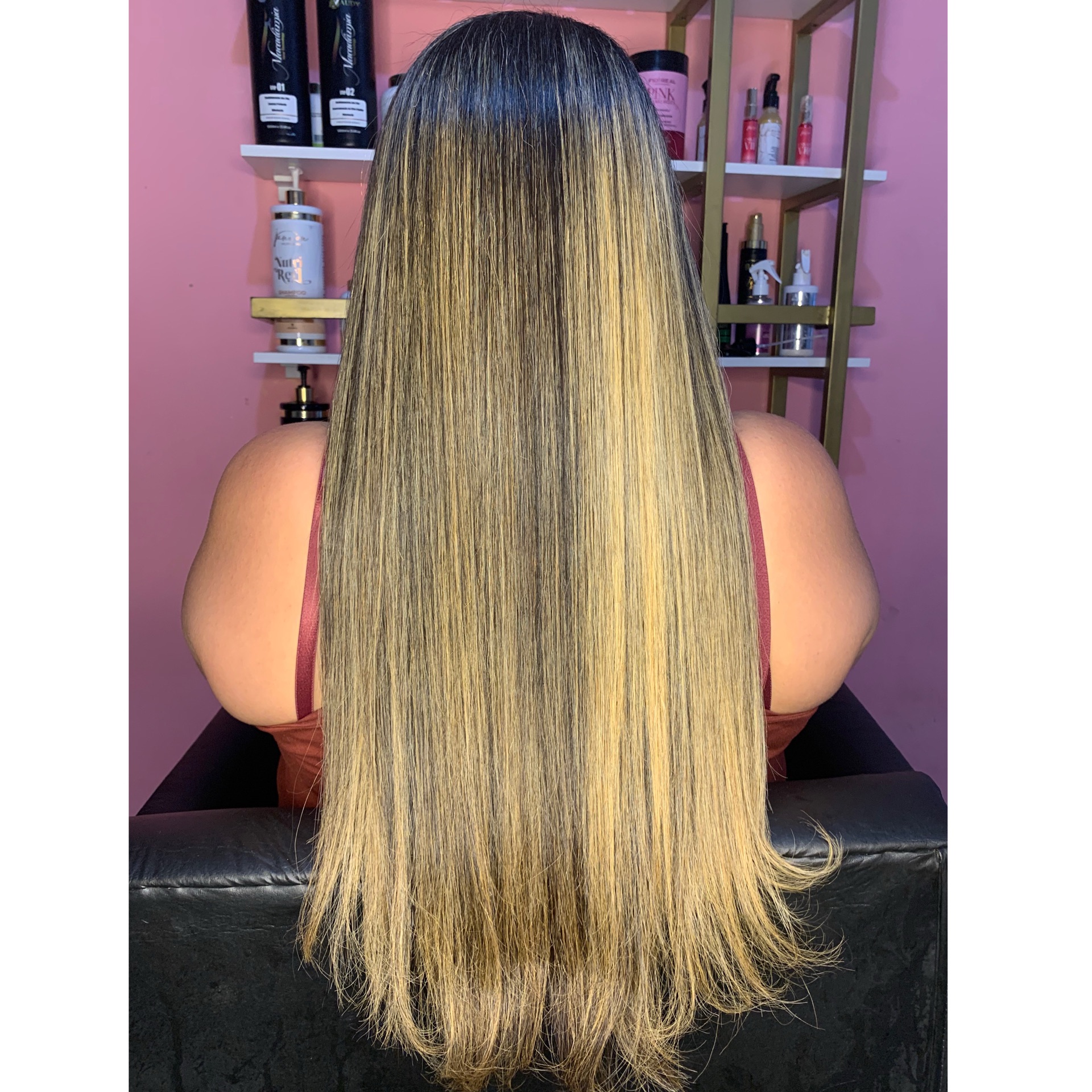 hidratação + Escova (Repõe a umidade dos fios, que é fundamental para manter a elasticidade e o brilho.)