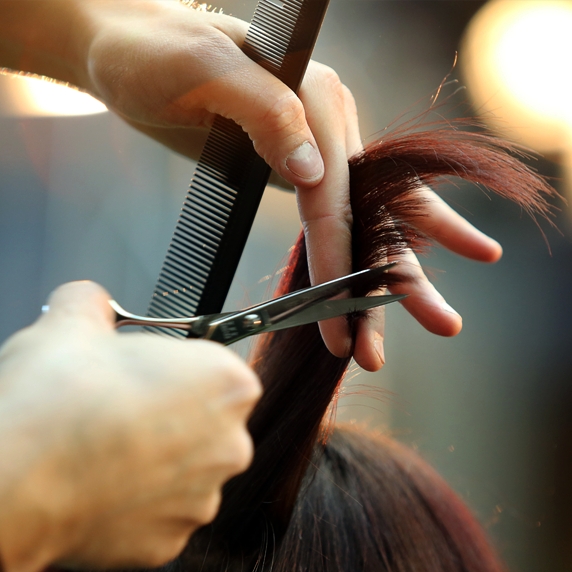 Corte feminino com nutrição e escova simples.