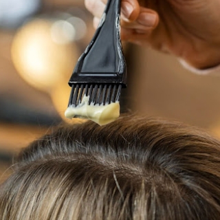 Retoque de raiz (coloração) com nutrição e escova simples.