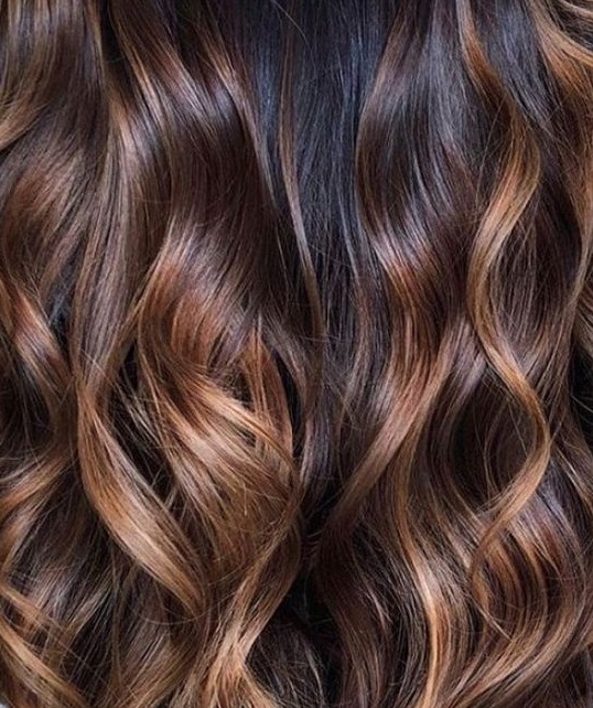 Morena iluminada cab. longo: é uma técnica de coloração que cria pontos de luz em cabelos escuros (castanhos ou pretos) para dar contraste e profundidade sem que a pessoa deixe de ser morena. Em cabelos curtos com nutrição, tonalização e escova simples.