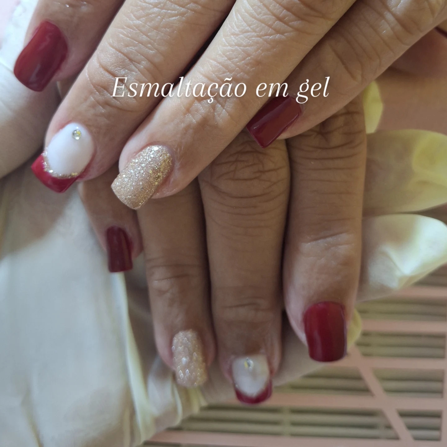 Esmaltacao em gel. se a unha da cliente for resistente o valor e menor, por nao necessita de uma tecnica a mais .