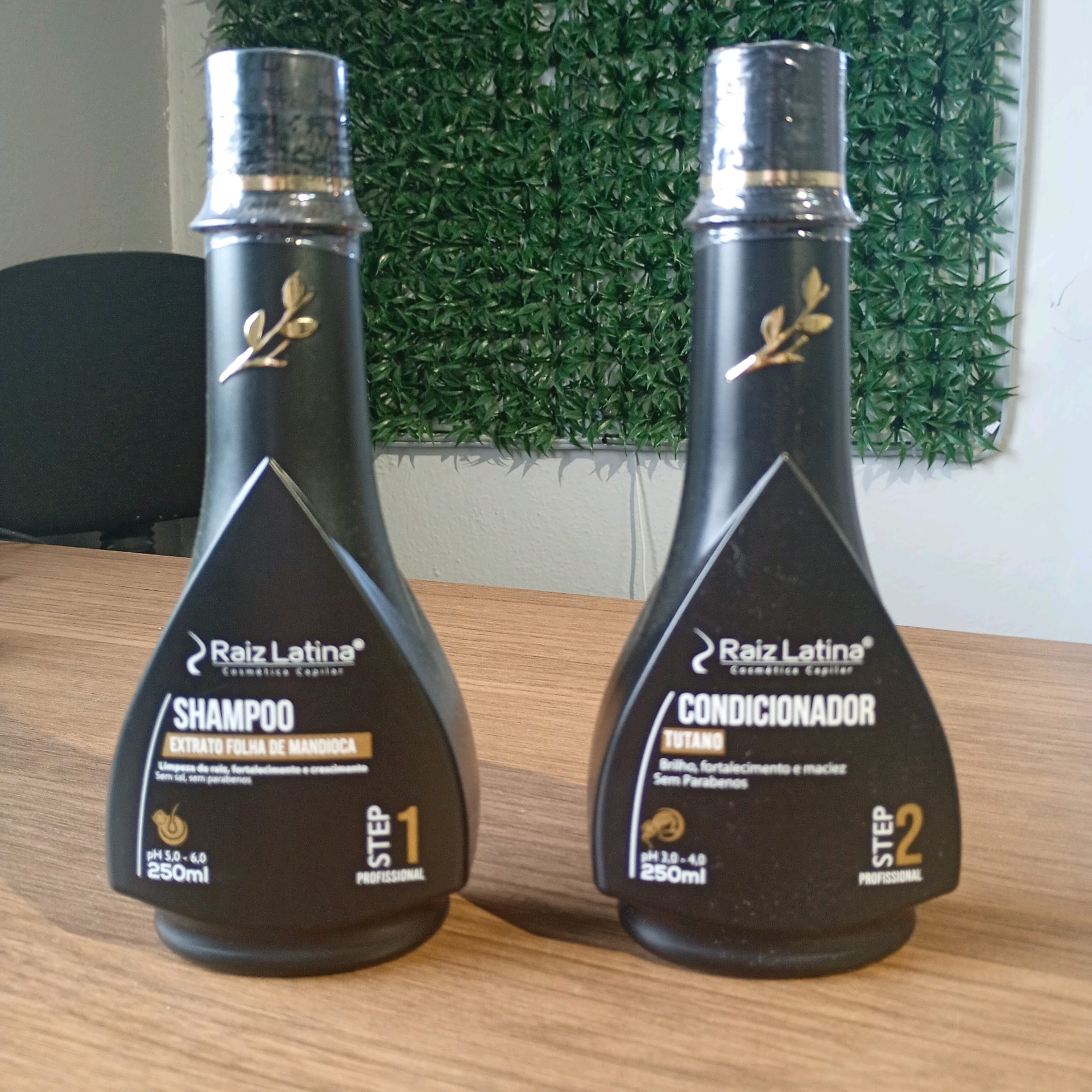 Shampoo e condicionador Raiz Latina