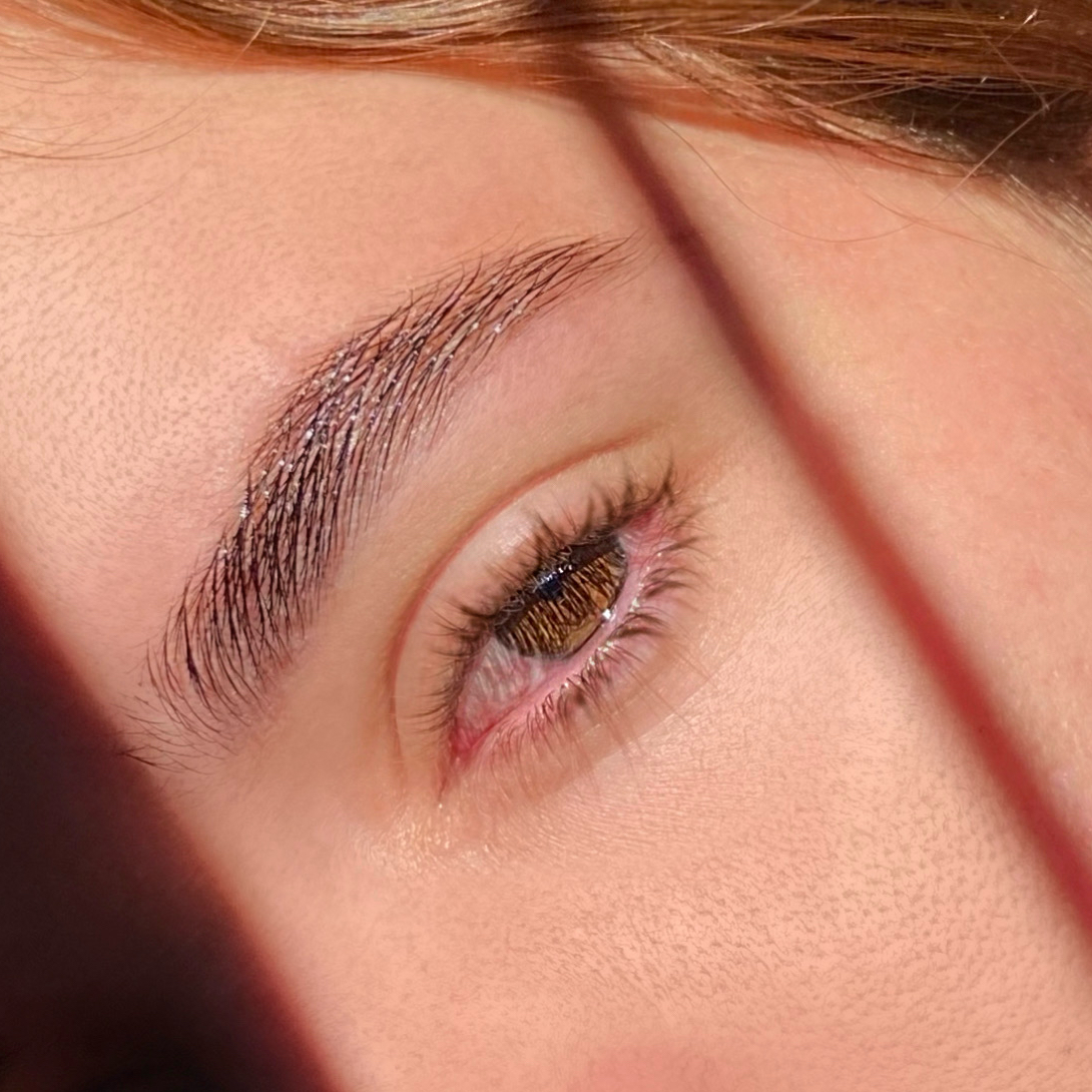 design de sobrancelha com henna