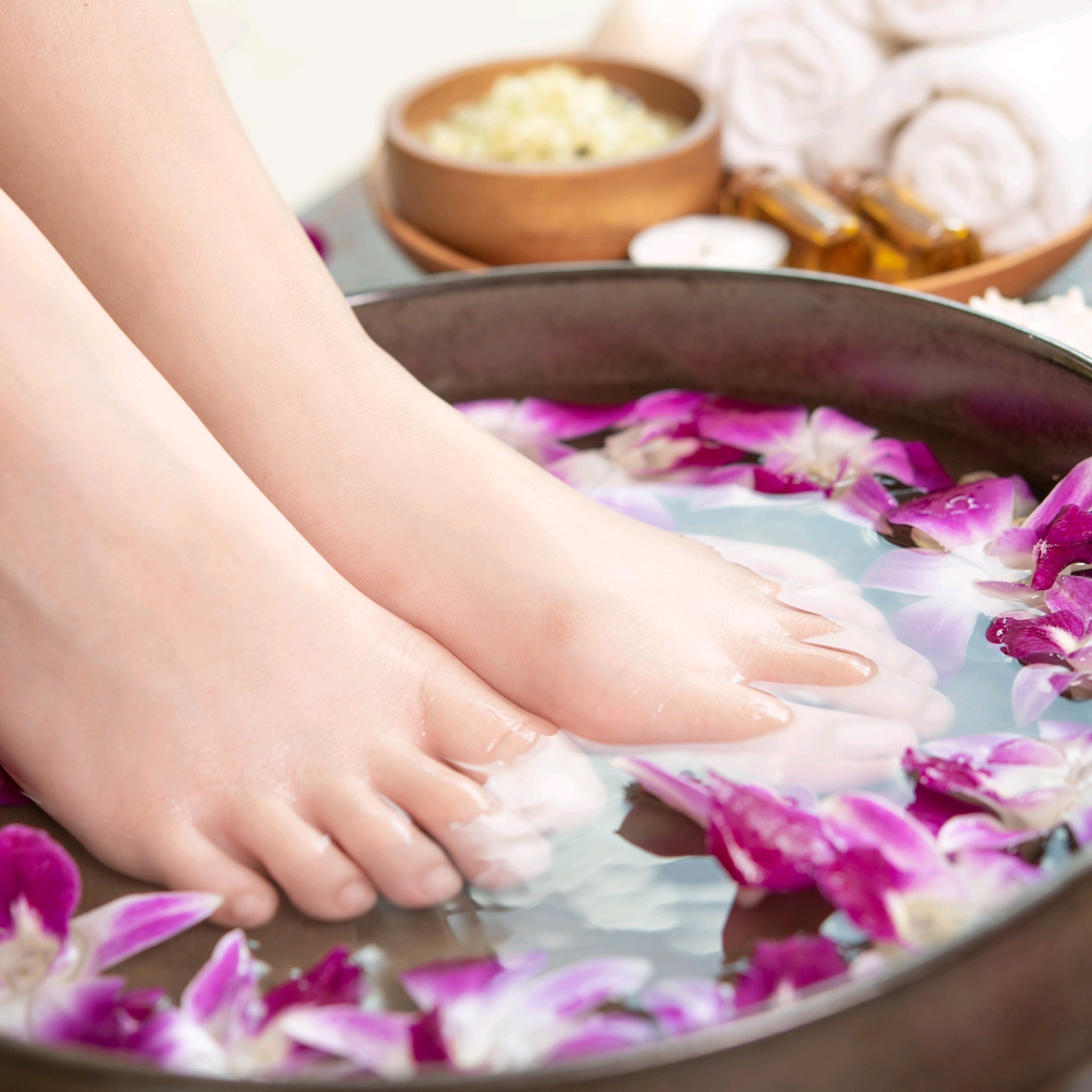 Escalda pés com massagem relaxante com hidro e hidratação nos pés.