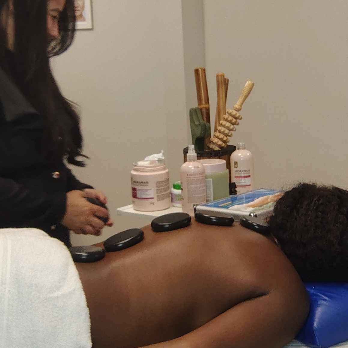 Massagem relaxante com pedras quentes