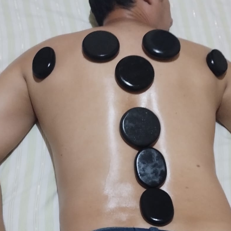 Massagem relaxante com pedras quentes