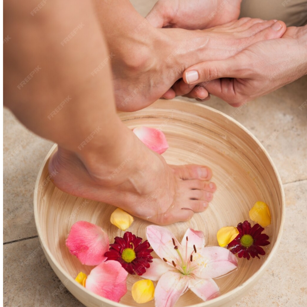 Escalda pés simples com sais e óleos essenciais.