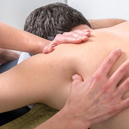 Liberação miofascial é uma técnica de terapia manual ou instrumental que aplica pressão sobre a fáscia (tecido conectivo que envolve os músculos) para reduzir dores, contraturas e melhorar a mobilidade. Indicada para atletas