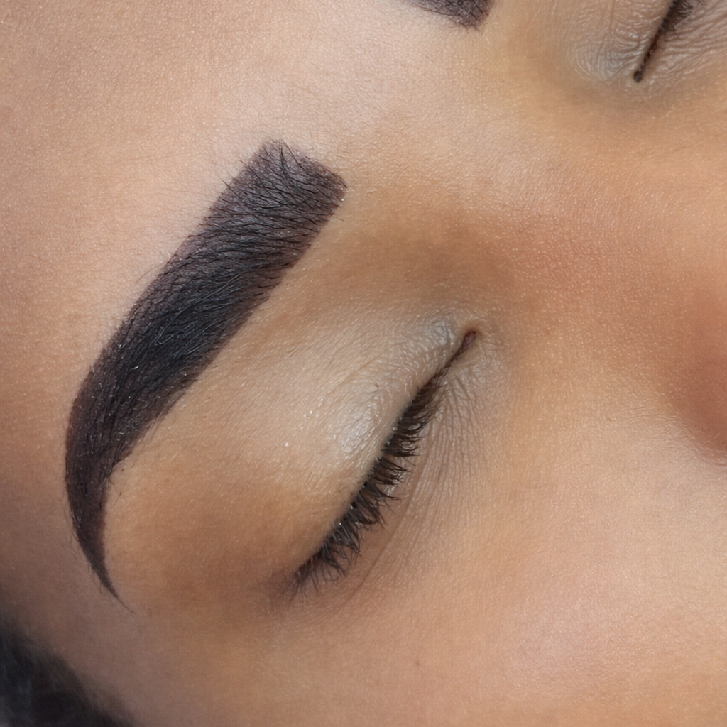 Designer de sobrancelhas com Henna