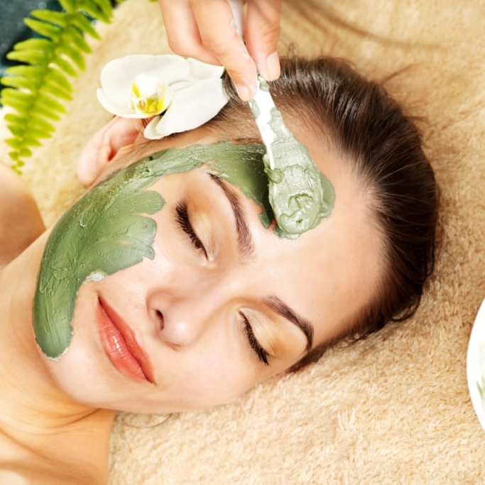 Geoterapia com massagem facial ou cromoterapia