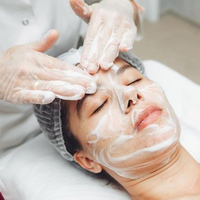 Limpeza facial com massagem ou cromoterapia
