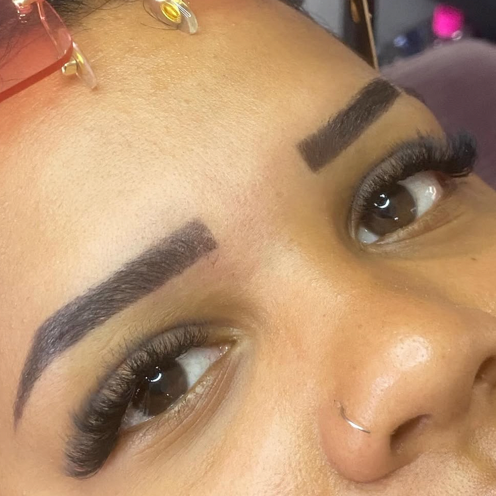 designer de sobrancelha com henna