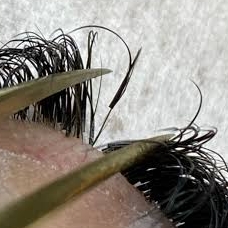 Remover com removedor os fios afastados da raiz, mantendo seu cílio natural intacto, durante a manutenção