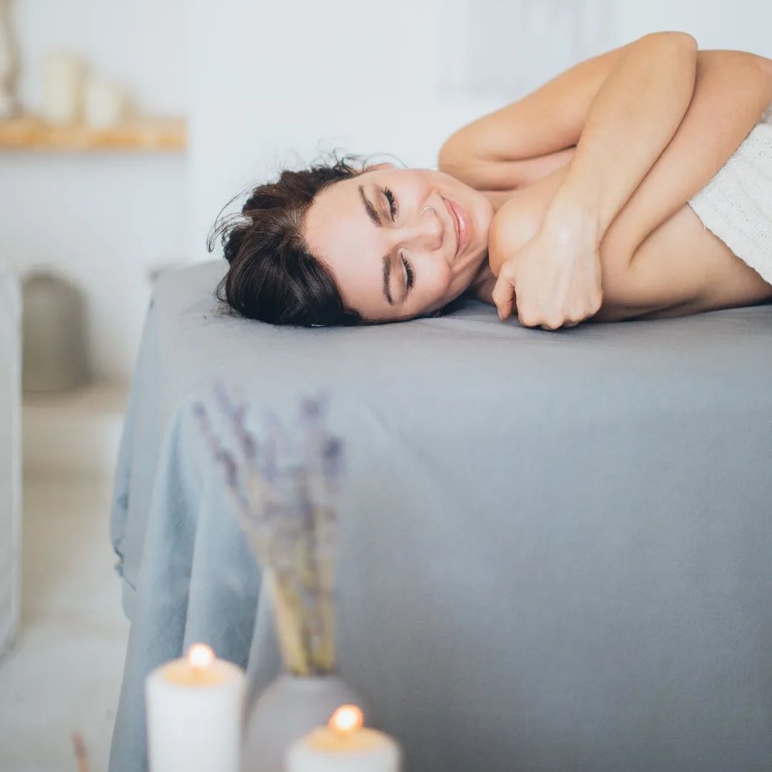 Massagem Relaxante. Oferece diversos benefícios para o corpo e a mente, como: *alívio do estresse e ansiedade. *Relaxamento muscular. *Melhora da circulação sanguínea. *Qualidade do sono. *Fortalecimento da imunidade.