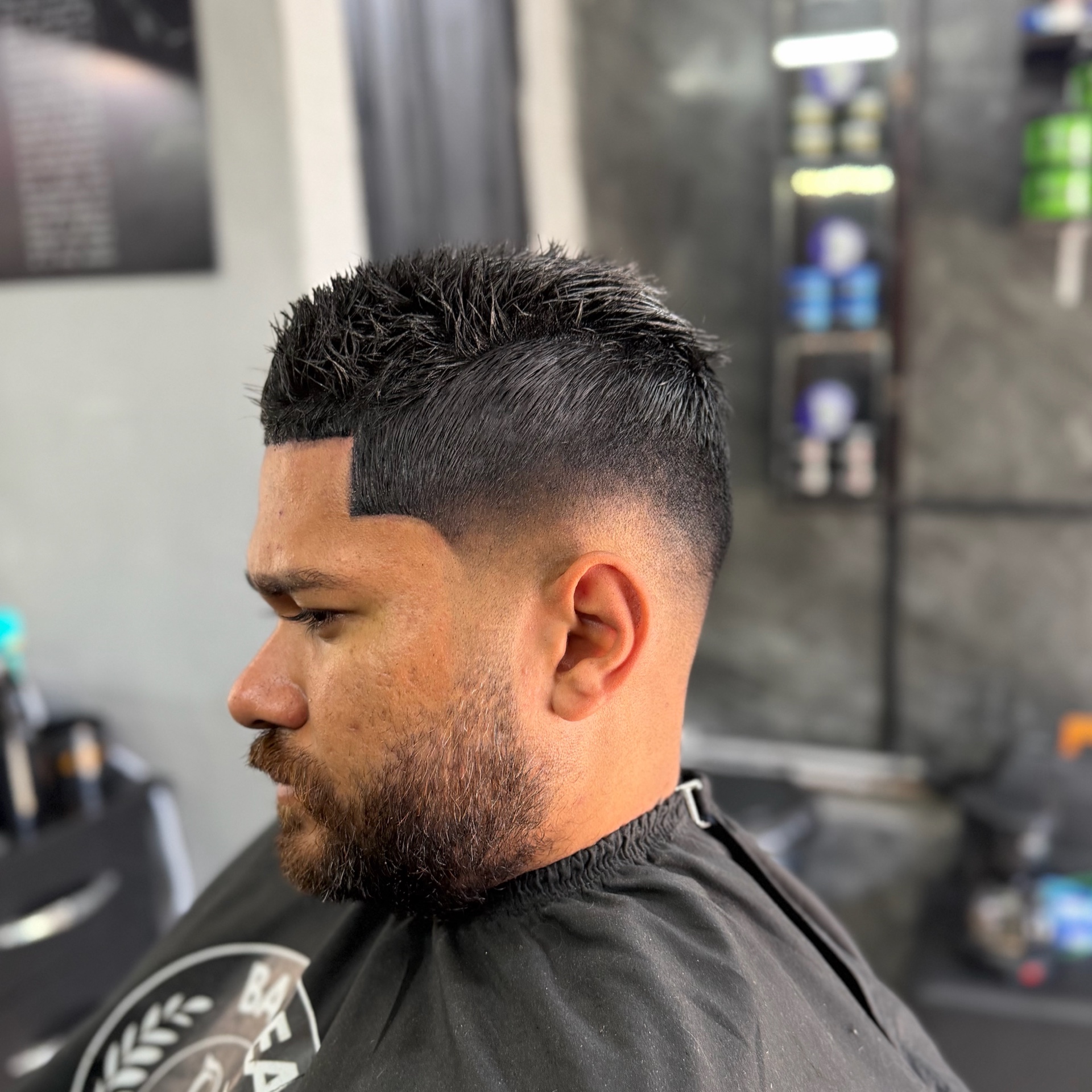 corte com pigmentação e sobrancelha