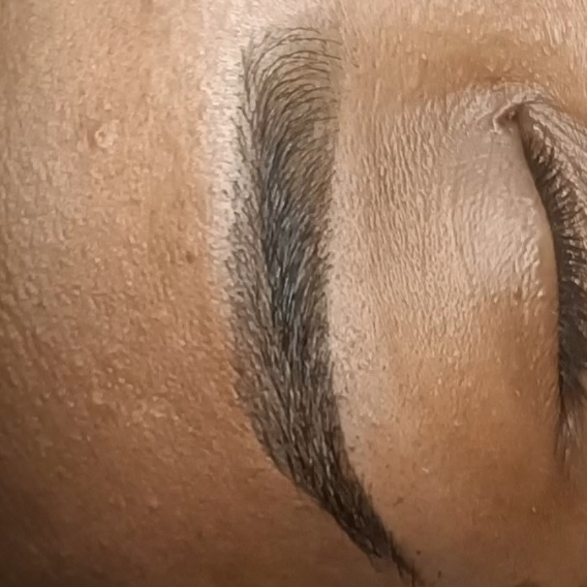 Design de Sobrancelhas sem Henna