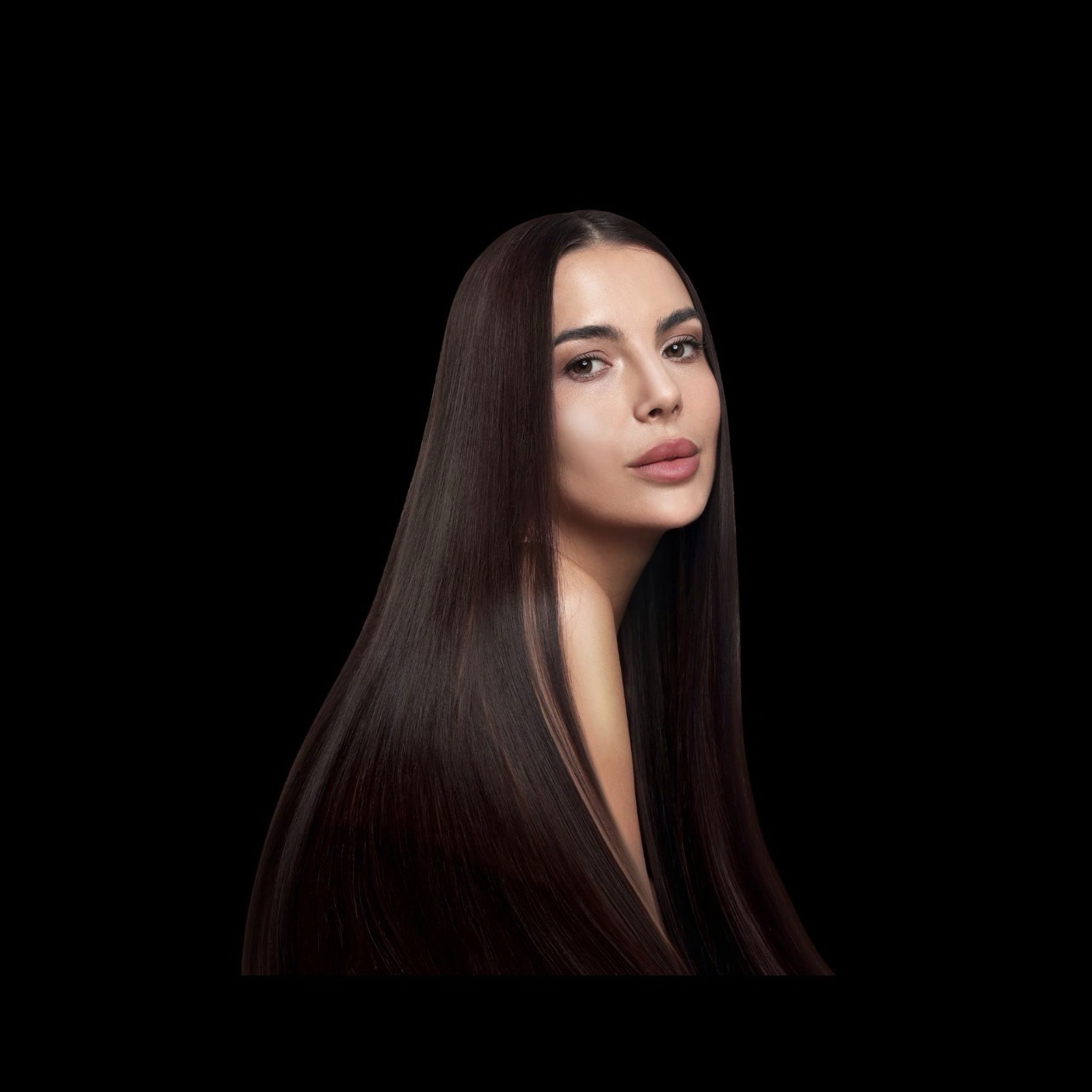 OPÇÃO 1 — PROGRESSIVA BÁSICA Para quem busca praticidade.• Aplicação da progressiva.• Cabelo completo: a partir de R$ 250.• Retoque de raiz: a partir de R$ 200, para crescimento de até 4 dedos.