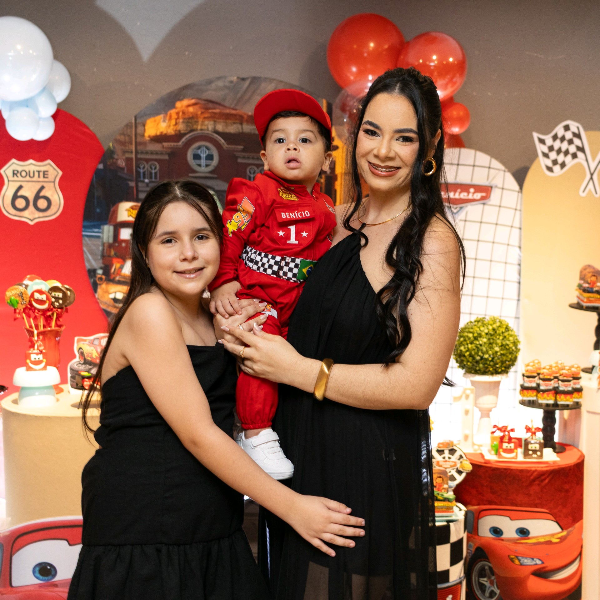 promoção Black Friday cobertura em festa infantil pacote inclui: 70 fotos digitais / 1 vidromaker editado de ate 3 minutos / 1 vôo com o drone na decoração / 2 horas e meia de cobertura